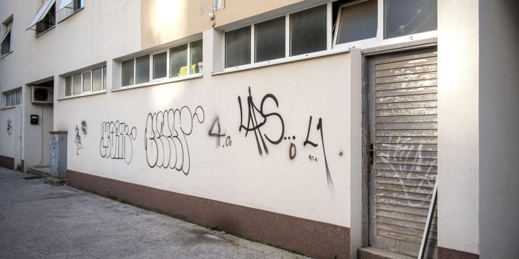 Slobodna Dalmacija – Splićani, ako vam je išarana fasada, skupite papire i javite se u Banovinu. Grad je osigurao novac za uklanjanje grafita