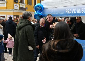 Slobodna Dalmacija – Župan Boban sa suradnicima Sinjanima predstavio poticaje i potpore. Pijaca je bila puna ljudi: ‘Iznosi su milijunski’