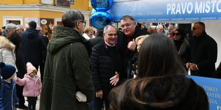 Slobodna Dalmacija – Župan Boban sa suradnicima Sinjanima predstavio poticaje i potpore. Pijaca je bila puna ljudi: ‘Iznosi su milijunski’