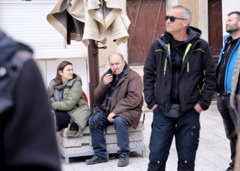 Slobodna Dalmacija – Kipar Kovačić samo što ne plače dok mu pred očima miču spomenik s Pjace: ‘Neću se tući, iako bi možda to htjeli…’