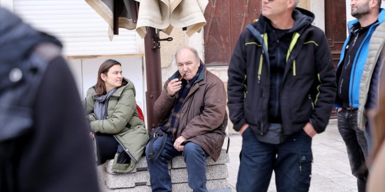 Slobodna Dalmacija – Kipar Kovačić samo što ne plače dok mu pred očima miču spomenik s Pjace: ‘Neću se tući, iako bi možda to htjeli…’