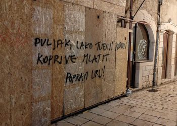 Slobodna Dalmacija – Jutros osvanule nove poruke protiv Puljka i Ivoševića u centru Splita: ‘Lako je tuđim k….. koprive mlatit!’