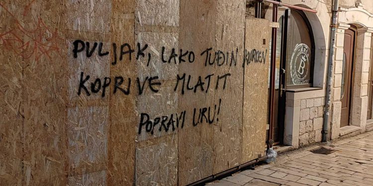 Slobodna Dalmacija – Jutros osvanule nove poruke protiv Puljka i Ivoševića u centru Splita: ‘Lako je tuđim k….. koprive mlatit!’