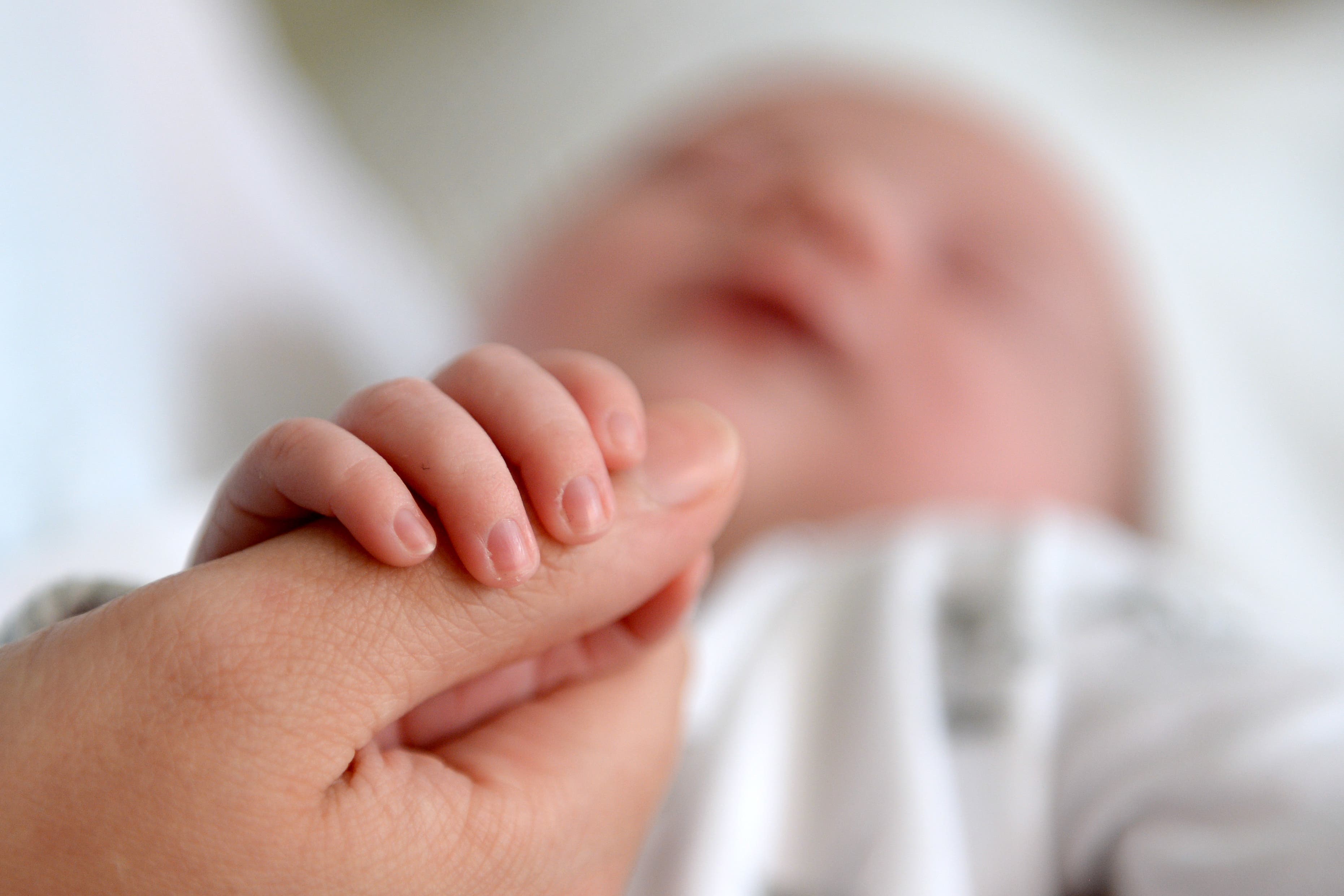 Bebe i stariji ljudi više su izloženi riziku od razvoja ozbiljnog slučaja upale pluća