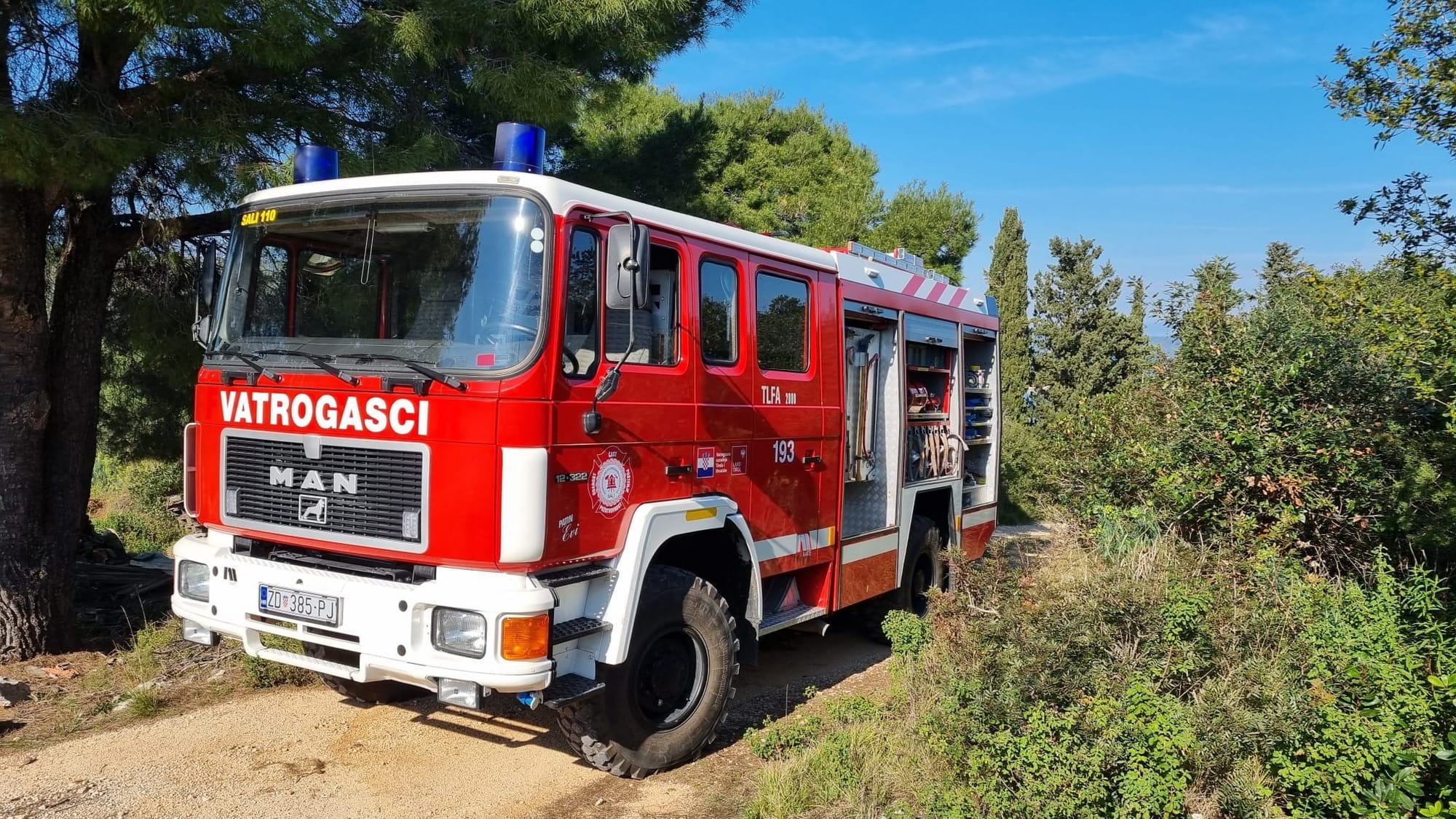 Na Dugom otoku jučer je planula garaža. Uslijedila je brza i uspješna reakcija vatrogasaca!