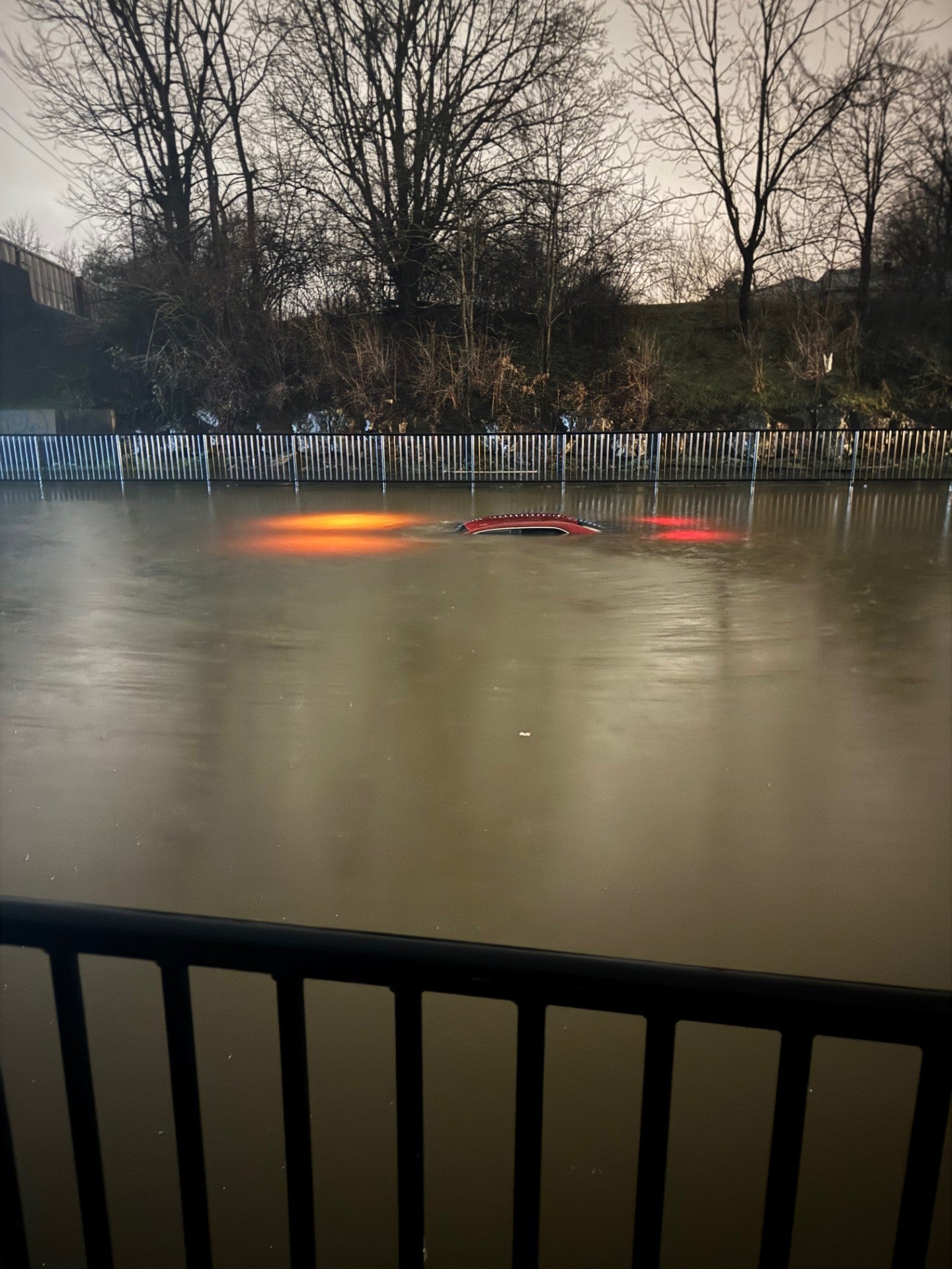 Tijekom vikenda prijavljeno je do sedam centimetara poplave u Kentuckyju. Najmanje 11 ljudi tamo i u Gruziji ubijeno je tijekom bljeskalica poplava