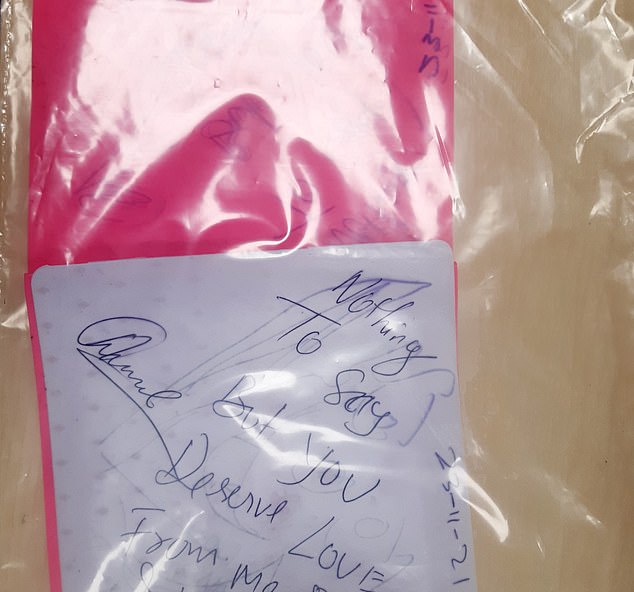 Magar je prvi put posjetio obiteljsku kuću Raducanu u studenom 2021. godine s buketom cvijeća i bilješkom, ali rekao je da je vozač dostave odbacio poklone od nekoga drugog