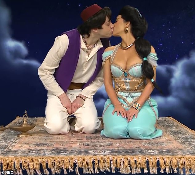 Kim i Pete izašli su u javnost kao par ubrzo nakon što je debitovala u subotu Night Live, gdje je tada bio član glumačke ekipe