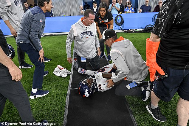 Aaron Patrick (94) iz Denver Broncosa leži na zemlji nakon što se sudario s radnikom srednjih godina tijekom produžetka pobjede u Los Angelesu Chargers 19-16 na SOFI stadionu