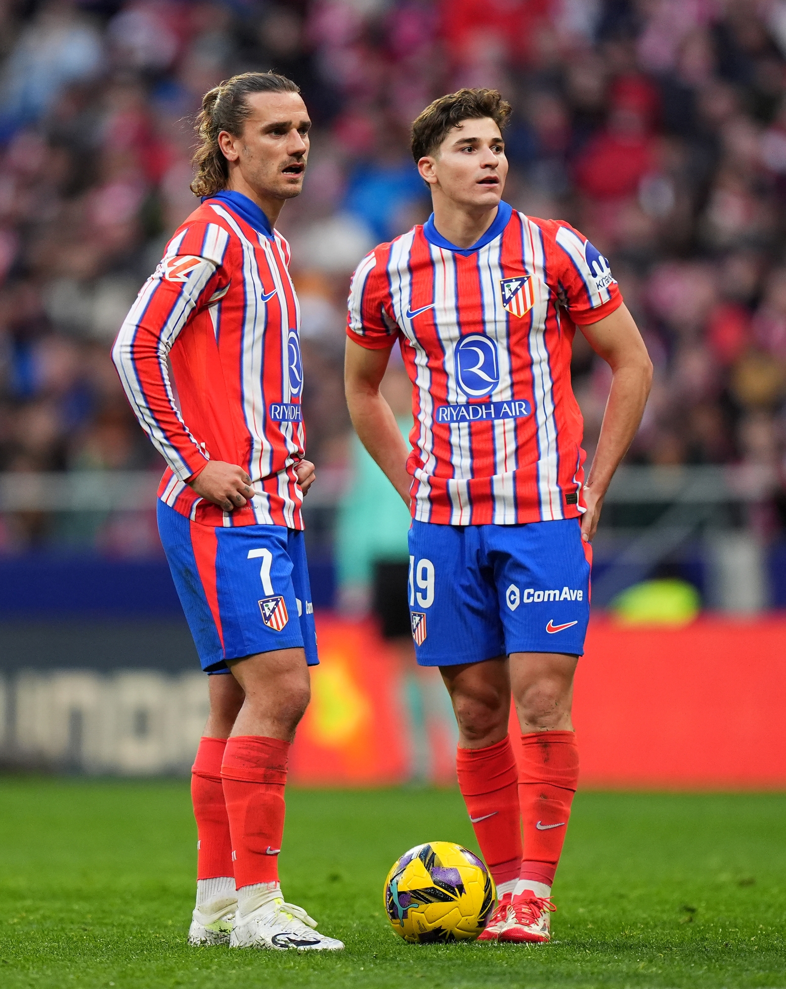 Madrid, Španjolska - 25. siječnja: Antoine Griezmann i Julian Alvarez iz Atletico de Madrida pripremaju se za slobodno udaranje tijekom sportske utakmice La Liga EA između Atletico de Madrida i Villarreal CF -a u zračnom metropolitanu u Riyadhu, 20. siječnja, 2025. u Madridu, Španjolska. (Fotografiju Angel Martinez/Getty Images)
