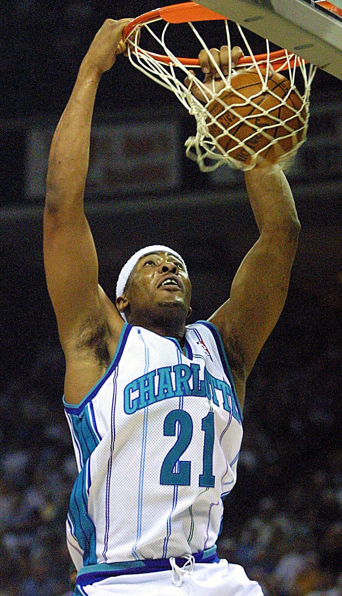 Charlotte Hornet Jamaal Magloire zabija se protiv Milwaukee Bucks -a u prvom poluvremenu igre 3 doigravanja Istočne konferencije drugog kruga u Charlotte Coliseum u Charlotteu, 10. svibnja 2001.. AFP Photo / Nell Redmond (fotografija Nell Redmond / AFP)