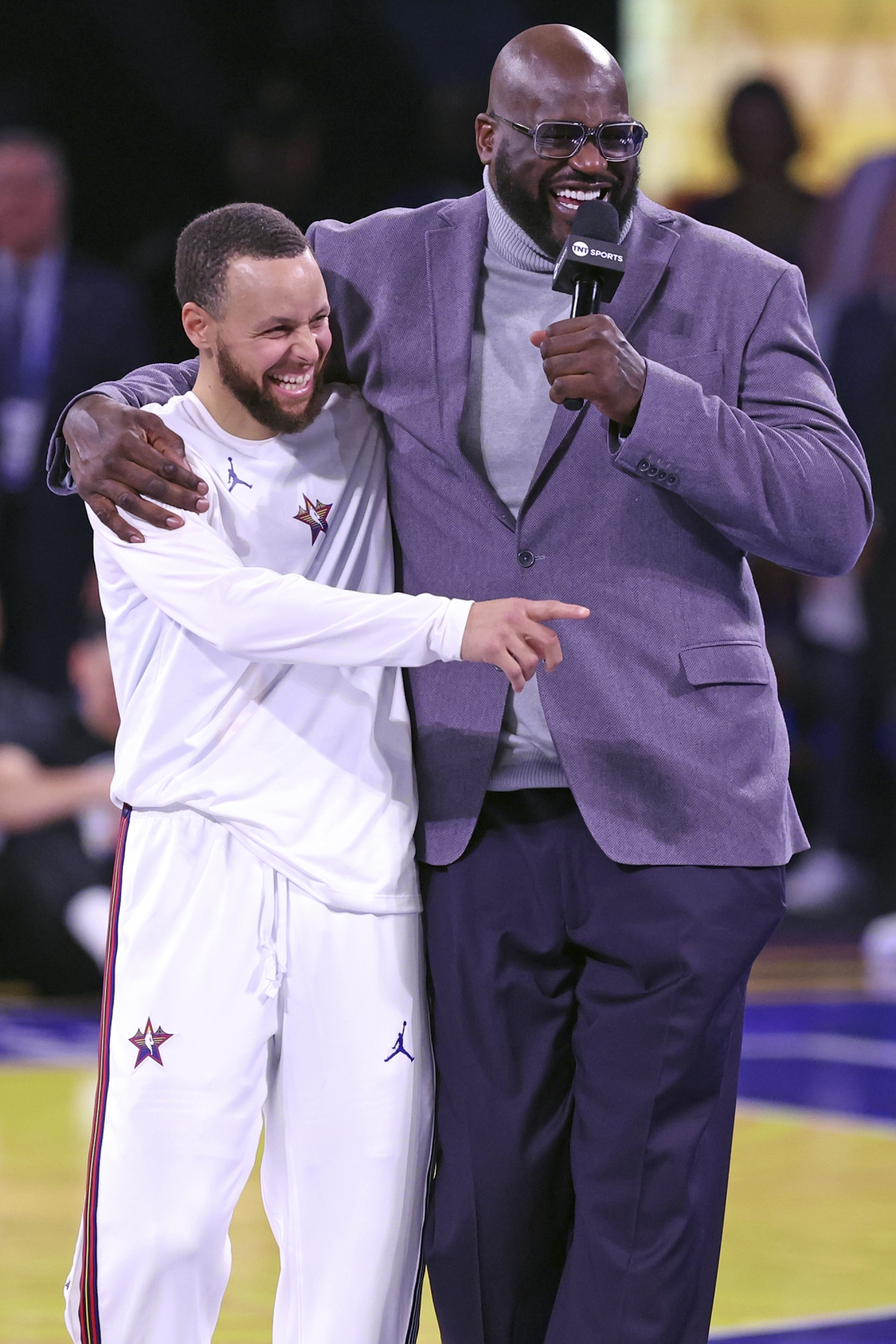 Tim Shaqov Stephen Curry i Shaquille O'Neal smijeh s Kevinom Hartom prije utakmice 2 74. NBA All-Star utakmice u San Franciscu, nedjelja, 16. veljače 2025. (Scott Strazzante/San Francisco Chronicle putem AP)