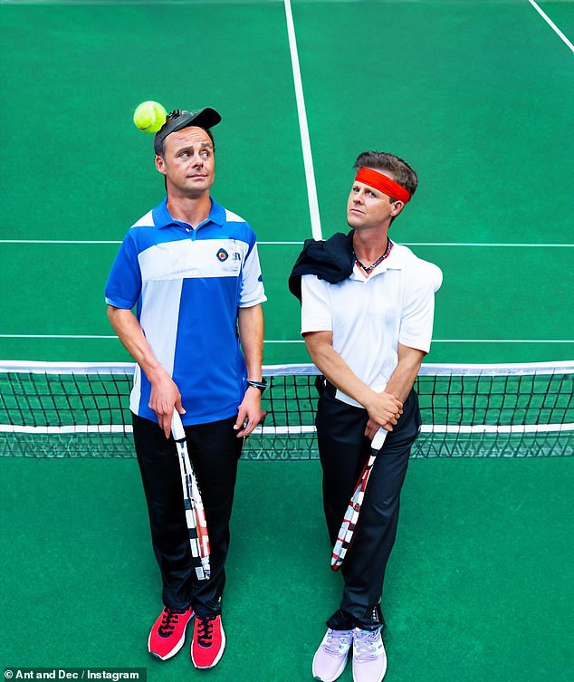 Par se zatim pretvorio u tenisače dok su pozirali pred lažni teren zajedno s reketima i polo majicama