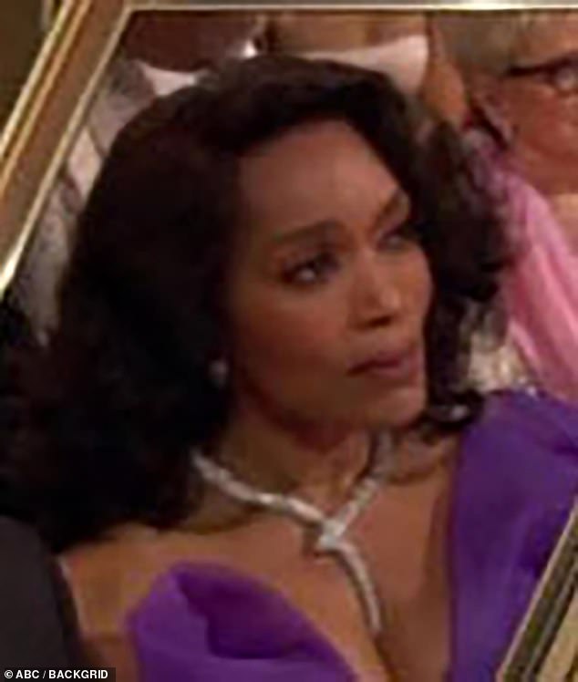 Nakon ceremonije Oscara 2023. godine, Bassett je zapušten zbog preostalih stoika i ne smiješivši se ili pljeskajući Jamieju Leeju Curtisu koji je osvojio nagradu za najbolju sporednu glumicu