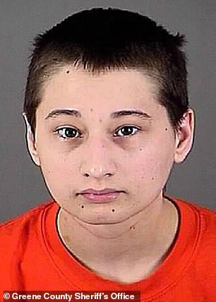 U 2015. godini Blanchard je svom internetskom dečku dao Nicholas Godejohn - koji je imao IQ od 82 - kaseta za kanale, rukavice i nož da ubodi svoju fizički zlostavljajuću majku Clauddine 'Dee Dee' Blanchard 17 puta, dok je spavala u svom krevetu u svom krevetu