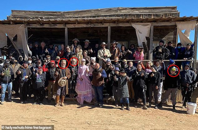 Baldwin, Hutchins i Armorer Gutierrez-Reed zaokruženi su na setu hrđe, zajedno s članovima i zaposlenicima