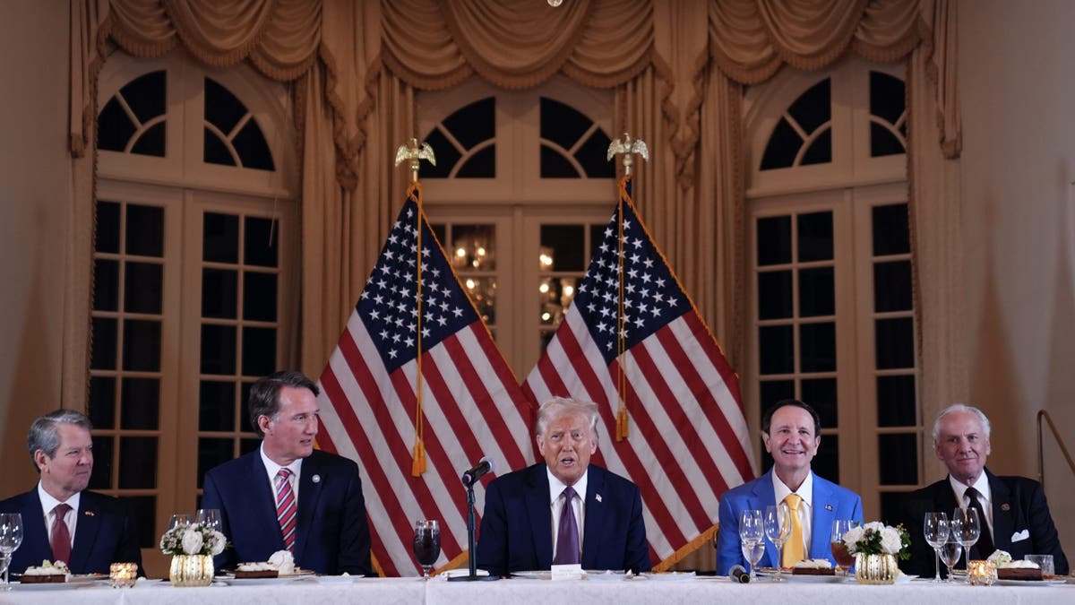Izabrani predsjednik Donald Trump govori tijekom sastanka s republikanskim guvernerima u Mar-A-Lagu, u četvrtak, 9. siječnja 2025., u Palm Beachu, Florida, kao vladin Gruzije Brian Kemp, vladin Virginia Glenn Youngkin, Lousiana Gov. Jeff Landry, vlada Južne Karoline Henry McMaster i Susie Wiles slušaju.