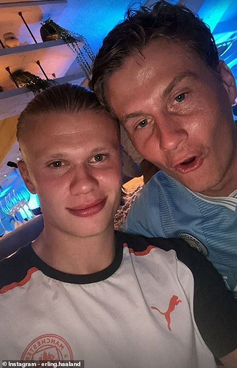 Erling Haaland pozira za sliku nakon povijesne kampanje u kojoj je postigao 27 golova