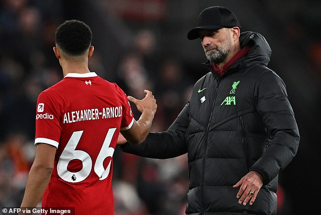 Klopp je u početku bio oklijevajući gurnuti Alexandera-Arnolda u sredinu, ali se složio jer su im potrebni brojevi