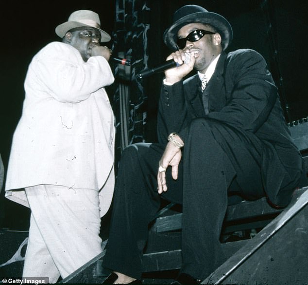 Godine 1993. Biggie - čije je pravo ime bilo Christopher Wallace - bio je prvi umjetnik koji se potpisao s Diddyjevom etiketom Bad Boy Records; Par je prikazan nastupio 1994. godine u Anaheimu