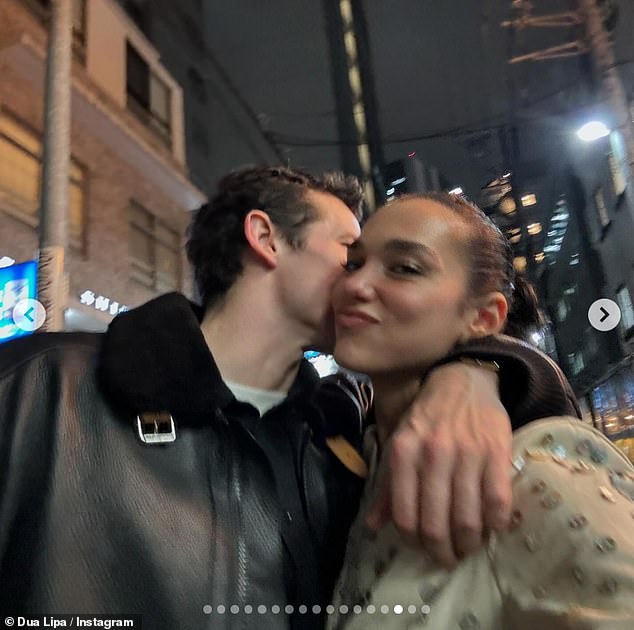 Par je prvi put uočen zajedno u siječnju 2024. godine i viđeni su u javnosti nekoliko puta od