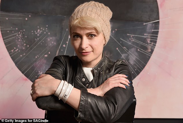 Glumac hrđe Baldwin (66) pokazao je pištolj na kinematografkinju Halyna Hutchins (na slici 2019.) tijekom probe na setu kada je revolver ušao, ubijajući je 2021.