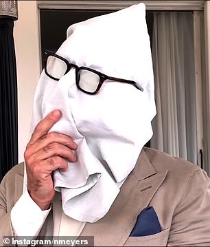 Katein cheeky kimnuti praznicima dolazi nakon što je njezina zvijezda Jude Law nedavno zadirkivala nastavak stavljajući svoju serviette i naočale na glavu u stilu g. Sapkin Head