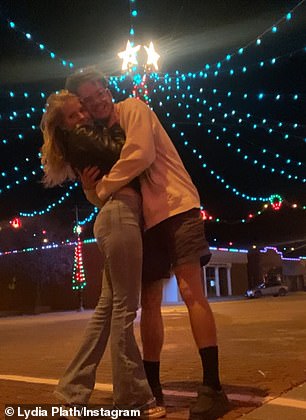 Iznenađujuće, Lydia i Zac podijelili su svoj prvi poljubac u oltar nakon što su pročitali njihove zavjete pred 115 gostiju