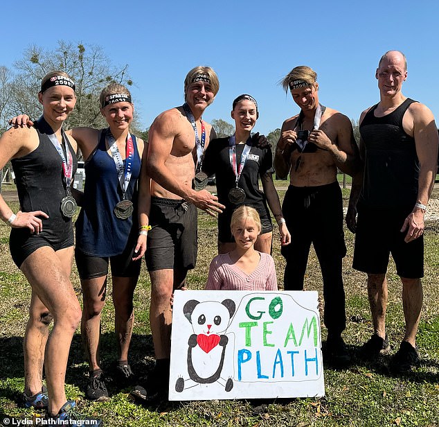 Kršćanski fundamentalistički par domoljavao je plavooku plavušu i njezine osam braće i sestara - Ethan, Hosanna, Micah, Moriah, Isaac, Amber, Cassia i Mercy - i lišio ih na Internetu, mobitele ili šećer (na slici 27. kolovoza)