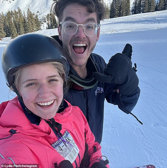 Zac je objasnio: 'Ovaj se postupak naziva posvećenjem gdje se oboje nosite i gurate jedni druge da odaberu ljubav čak i kad je teško. Radujemo se što ćemo saznati kako to izgleda u našoj vezi dok zajedno rastemo u svojoj novoj ljubavi '(na slici 2. prosinca)