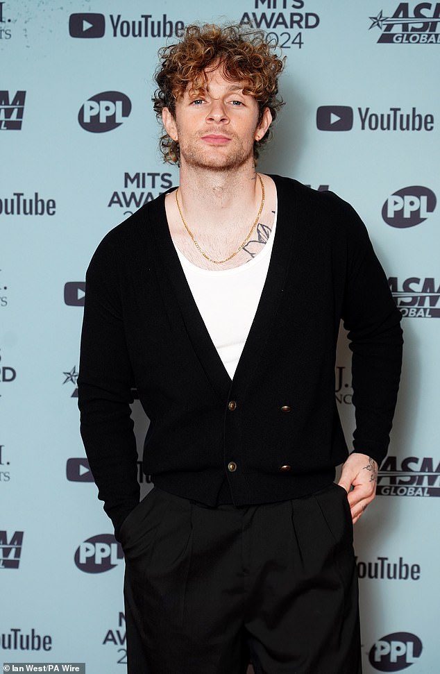 U snimcima od studenog tjelesna umjetnost može se vidjeti izblijedjela na vratu pjevača