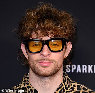 Tom je nedavno podvrgnut bolnom uklanjanju tetovaža vrata nakon što je ukinuo oznaku upitnika unatrag uklonjen iz Adamove jabuke (na slici prošlog tjedna)