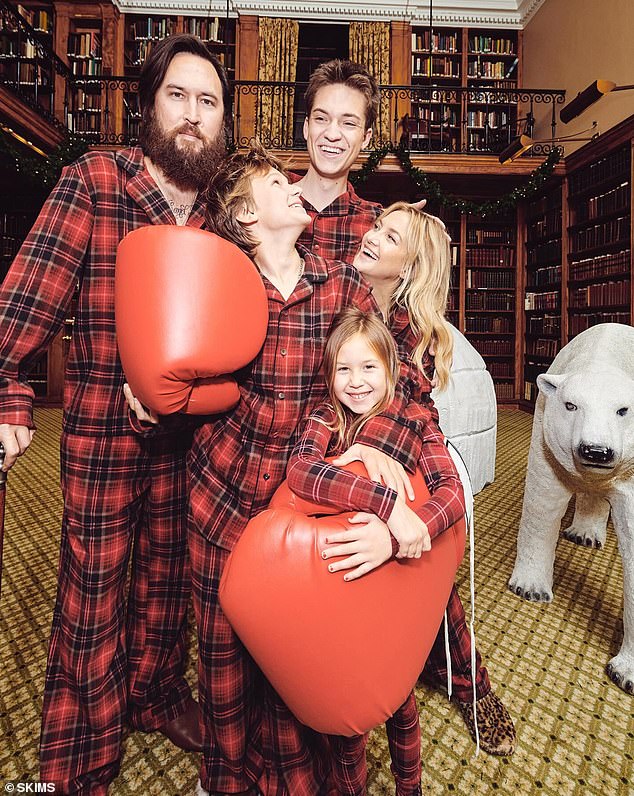 Kate je također mama sinu Binghamu, 12, s bivšim partnerom, muza pjevačicom Mattom Bellamyjem i kćeri Rani Rose, 5, koju dijeli sa svojim zaručnikom Dannyjem Fujikawa (na slici)