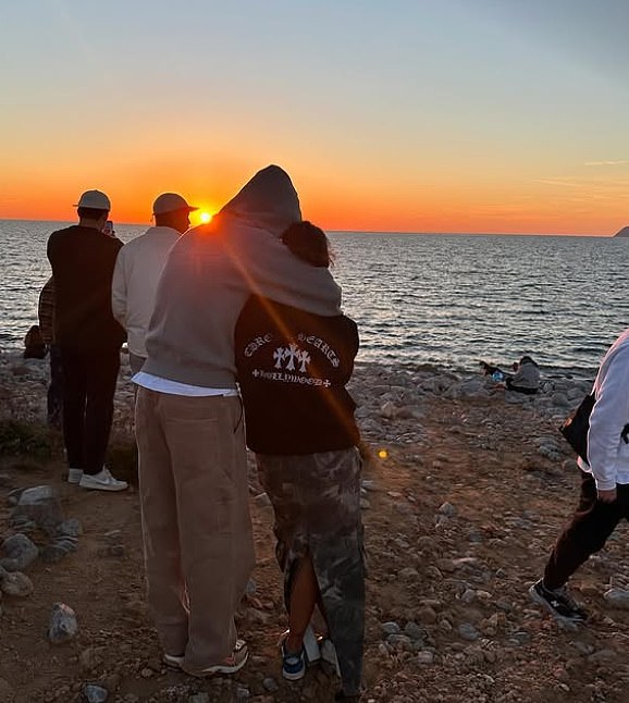 Dias je objavio na slici koja je prikazala dvije osobe koje su gledale zalazak sunca dok su fanovi sugerirali da su to on i Maya Jama