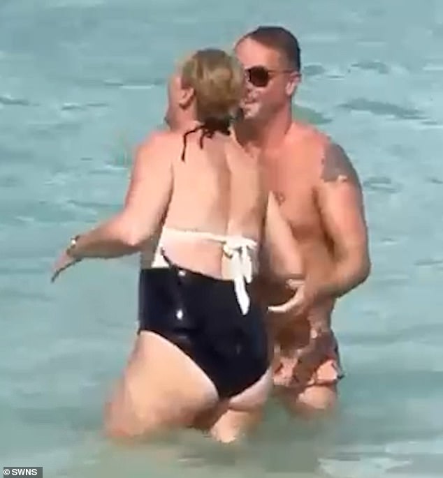 Inače, Ant i njegova supruga Anne-Marie gledali su svaki centimetar ljubavni par dok su se prošlog mjeseca zaletjeli u more tijekom zimskog bijega do Barbadosa