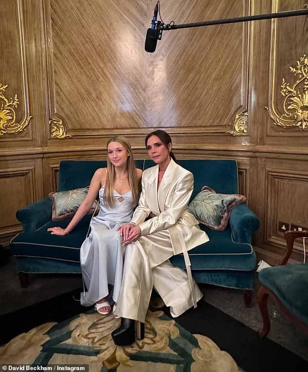 Novi dokumentarni film Victoria uronit će duboko u svoj modni brend i slijediti njezino putovanje dok se ove godine priprema za Paris Fashion Week; Na slici s kćeri Harper