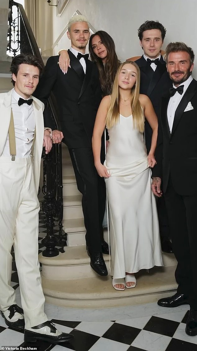 David i Victoria vjenčali su se 1999. godine i zajedno dijele četvero djece - Brooklyn, 25, Romeo, 21, Cruz, 19, i Harper, 13