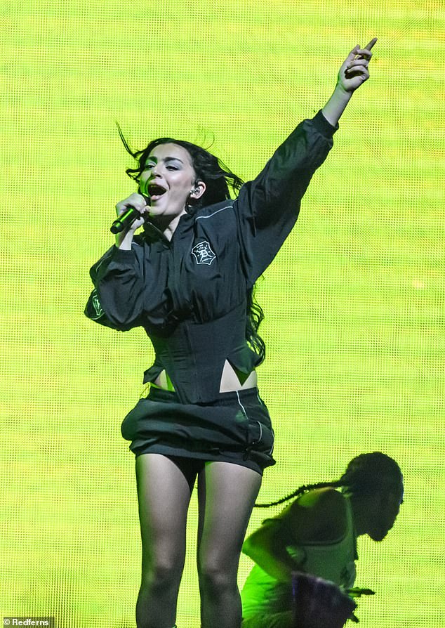 Pop pjevač Charli XCX vodi nominacije za Brit Awards 2025 s pet kimanja, a pomno slijedi Dua Lipa koji je prepoznat u četiri kategorije