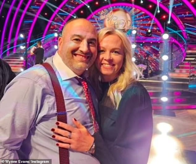 Njegova djevojka Liz Brookes navodno mu stoji nakon što se povukao iz turneje uživo (na slici)