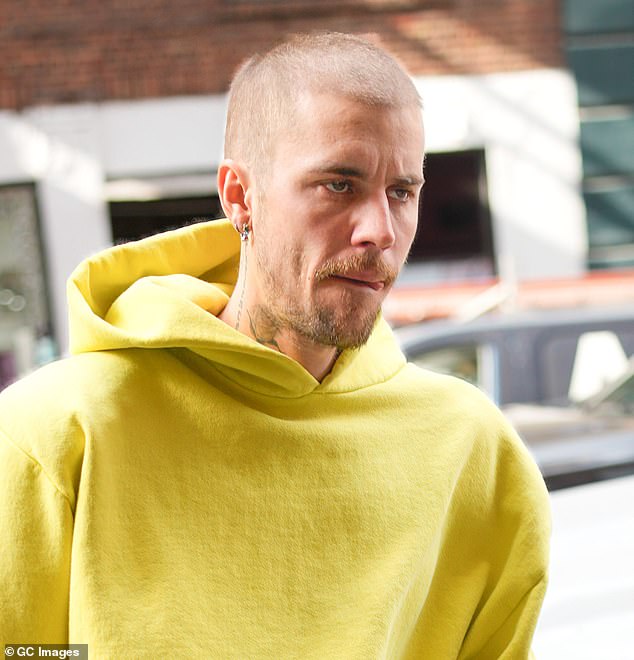 Usred glasina koje su se vrtile o bračnim problemima sa svojom suprugom Hailey Bieber, pjevačica, 30 godina, izašla je srušenim izrazom i umornim izgledom u četvrtak, oči su mu šupljine i daleke od svijetlih, mjehurića pop zvijezda jednom znali