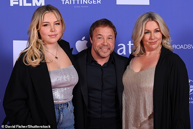 Otac dvoje djece rekao je da je važno natjerati djecu koja su na audiciji misle 'wow mogu'. (Na slici sa suprugom Hannah Walters i kćeri Grace)