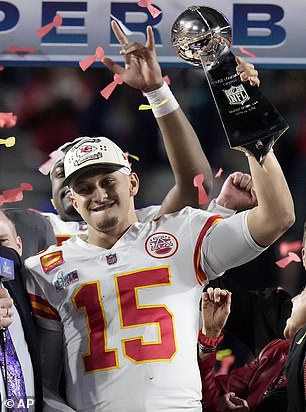 Patrick Mahomes s trofejem Lombardi nakon osvajanja Super Bowla LVII