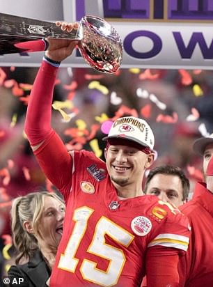Patrick Mahomes s trofejem Lombardi nakon osvajanja Super Bowl LVIII