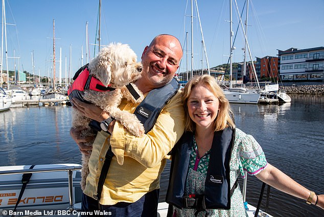 Osim što se vraća iz njegove radio emisije BBC Wales i Strogo live turneje, Wynne se sada suočava s neizvjesnom budućnošću, sa svojim putničkim showom Wynne & Joanna: All At Sea, s glumicom Gavin & Stacey Joanna Page