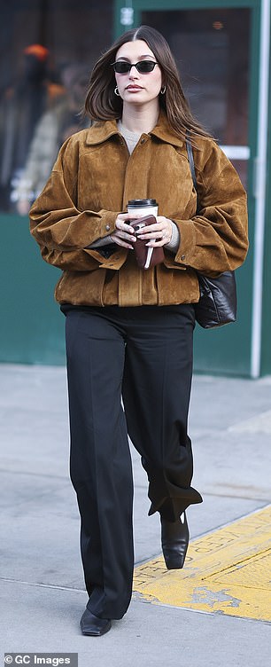 Uključio je i njegov mentor, njegov bivši menadžer Scooter Braun i Ryan Good, koji je bio najbolji čovjek na njegovom vjenčanju.