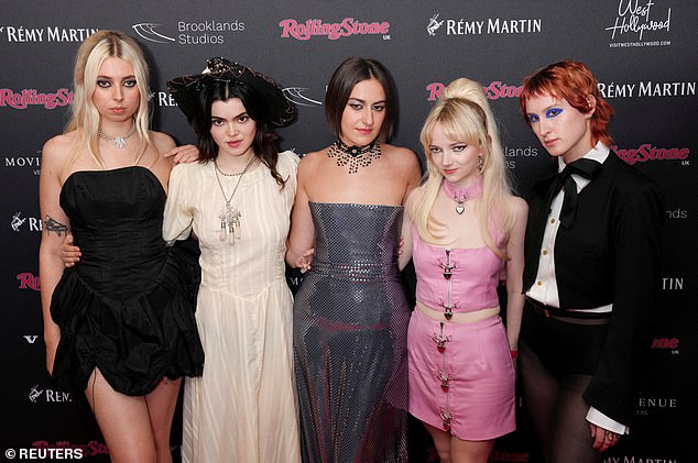 U međuvremenu, posljednja večera (MasterCard album godine, Grupa godine, najbolji novi umjetnik i alternativni / rock čin) podijelila je o časti: 'Toliko smo uzbuđeni što nastupamo na dodjeli nagrada 2025. godine !!!!'