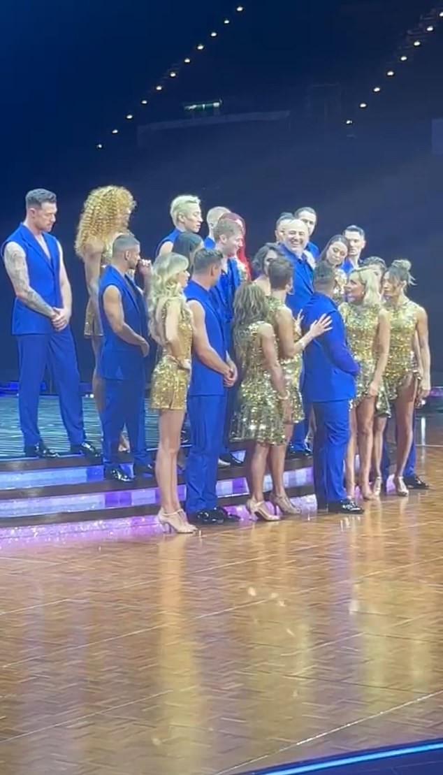 Dok je strogo, Wynne je navodno napravila neprimjerenu šalu u šminkerskoj sobi, uspoređujući nabore njegove brade s vaginom, a kasnije je bila pričvršćena iz strogo živog turneje nakon što je uhvaćen na videu koristeći izraz 'pljuvanje-roost' tijekom a sallo