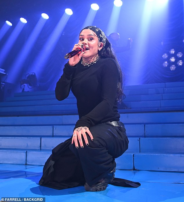 Pjevačica - koja koristi njih/njih i ona/njezine zamjenice - iznijela je zahtjeve u zahtjevu za ograničavanje naloga, a dobila je privremeni nalog za suzdržavanje protiv Young -Whitea, prema dokumentima dobivenim od strane TMZ -a