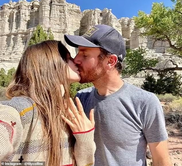 Svoju angažman proslavili su u rujnu te godine. Lily je objavila slatku fotografiju njih dvojice ljubljenja dok je bljesnula prsten na raskošnom krajoliku u Novom Meksiku