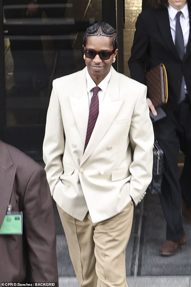 Rihanna je prošetala nekoliko koraka ispred Rockyja, koji je izgledao oštro u bijeloj jakni i svijetlo smeđim hlačama, odišeći svoj uobičajeni stil dapera